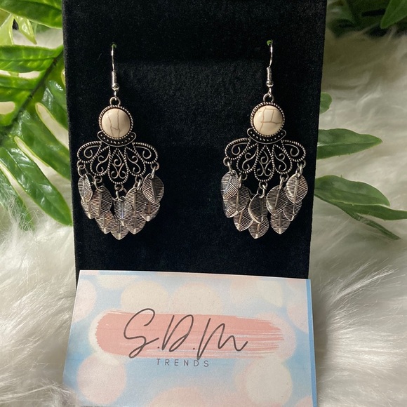 Jewelry - 🌟New! Beautiful Off white Crackle Bead w/ Dreamy dangling feathers earrings!
